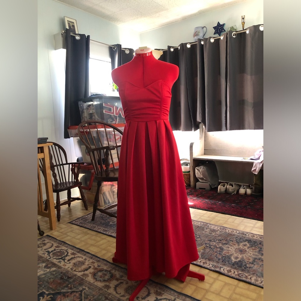 Form fitting size 4 red dress. Has stretch. Very sexy. 32” or 33” bust fits.